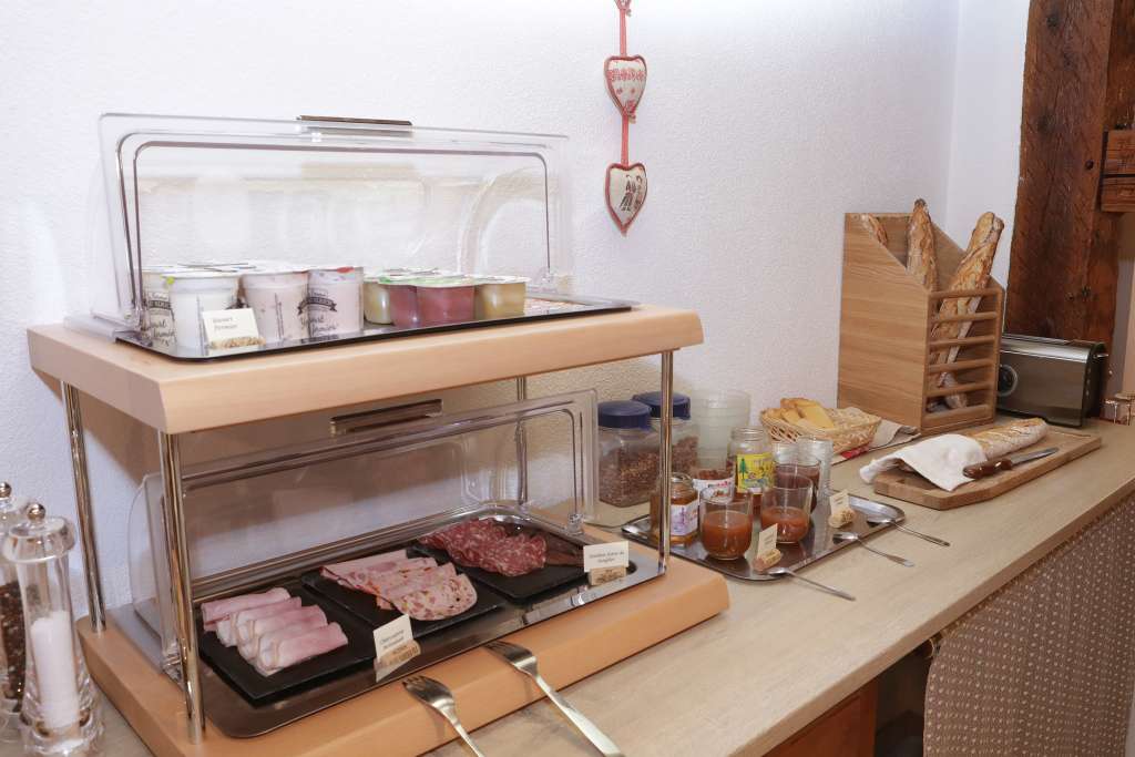 Petit déjeuner complet, charcuterie, pain, compotes de fruits et yaourt