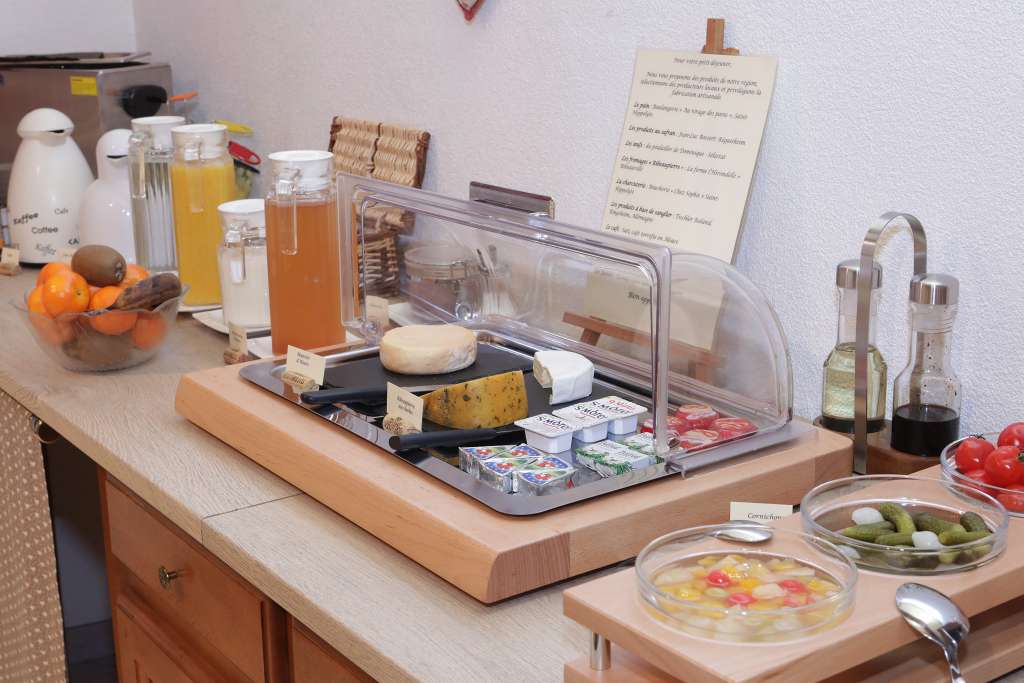 Buffet petit déjeuner, fromage, charcuterie, jus et fruits