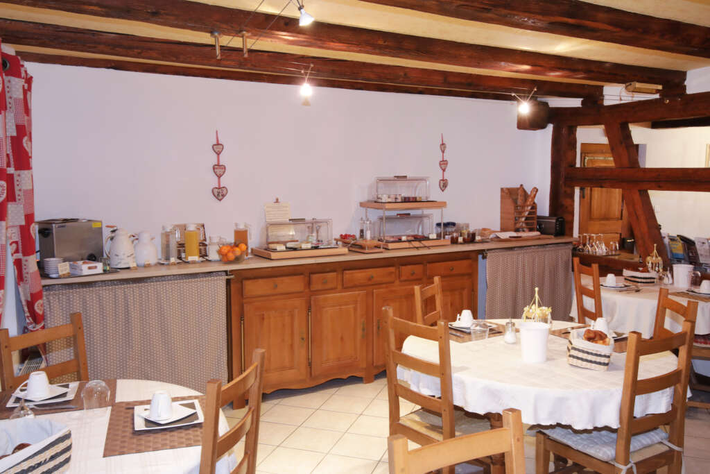Salle commune où nous servons le petit-déjeuner sous forme de buffet dans les chambres d'hôtes du Domaine Sylvie Fahrer et Fils
